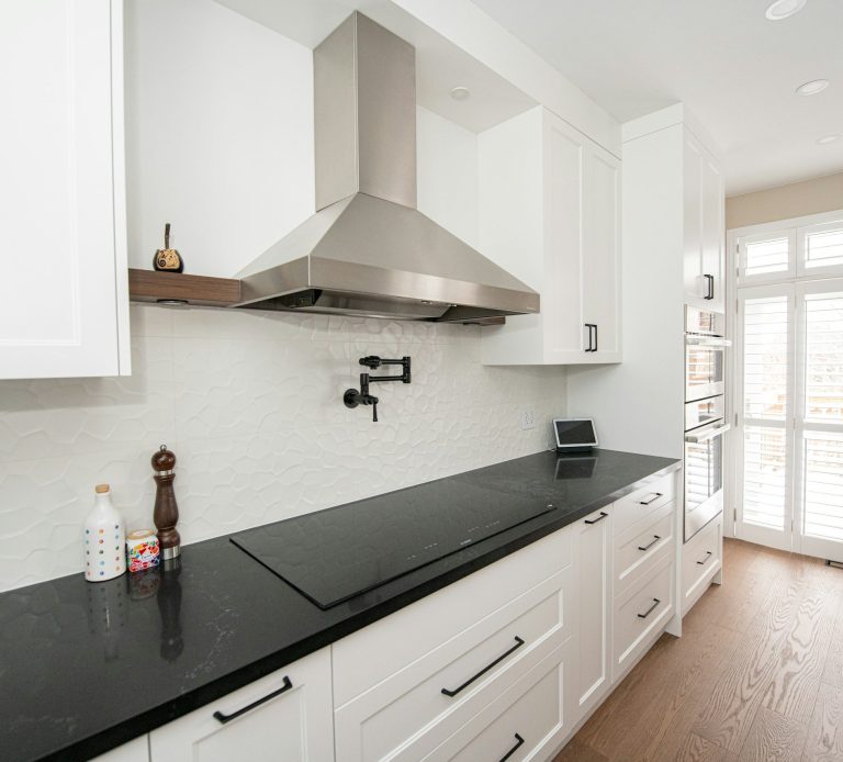 Petits travaux dans la maison Main d'une personne tenant une perceuse électrique, travaillant sur une structure en métal.